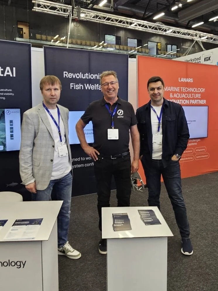 Dmitri Dubov, Viktor Korneliussen and Arslan Tayliyev standing at the SelectAI booth at HavExpo 2026 in Bergen