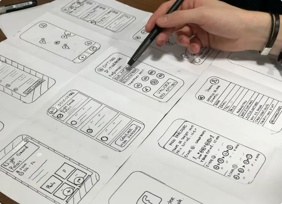 Mehrere per Hand gezeichnete Designs für die Entwicklung von Mobilanwendungen in Form von Handybildschirmen, die jeweils unterschiedliche Informationen anzeigen
