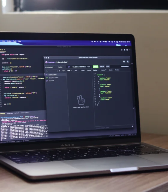 Laptop-Bildschirm zeigt Codes und Apps mit schwarzem Hintergrund - Unternehmen für Hardware- und Softwareentwicklungsdienste